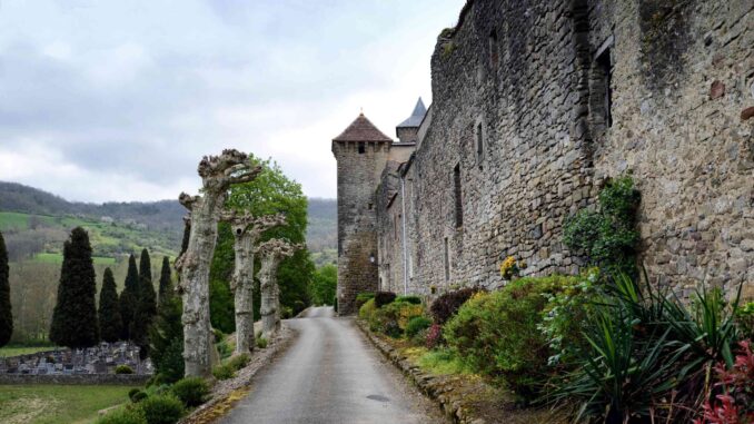 remparts-camon-ariege-wikimedia-pierre-bona-scaled